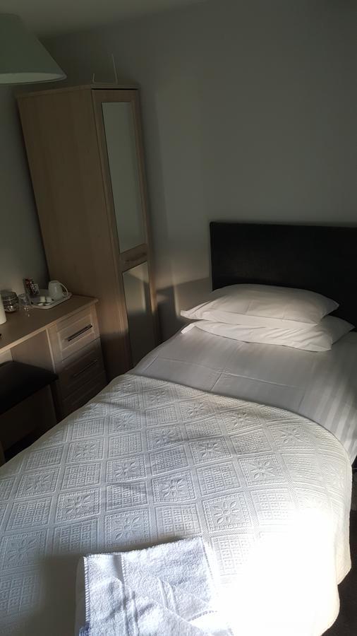 Church End Farm Bed And Breakfast Hale  Экстерьер фото