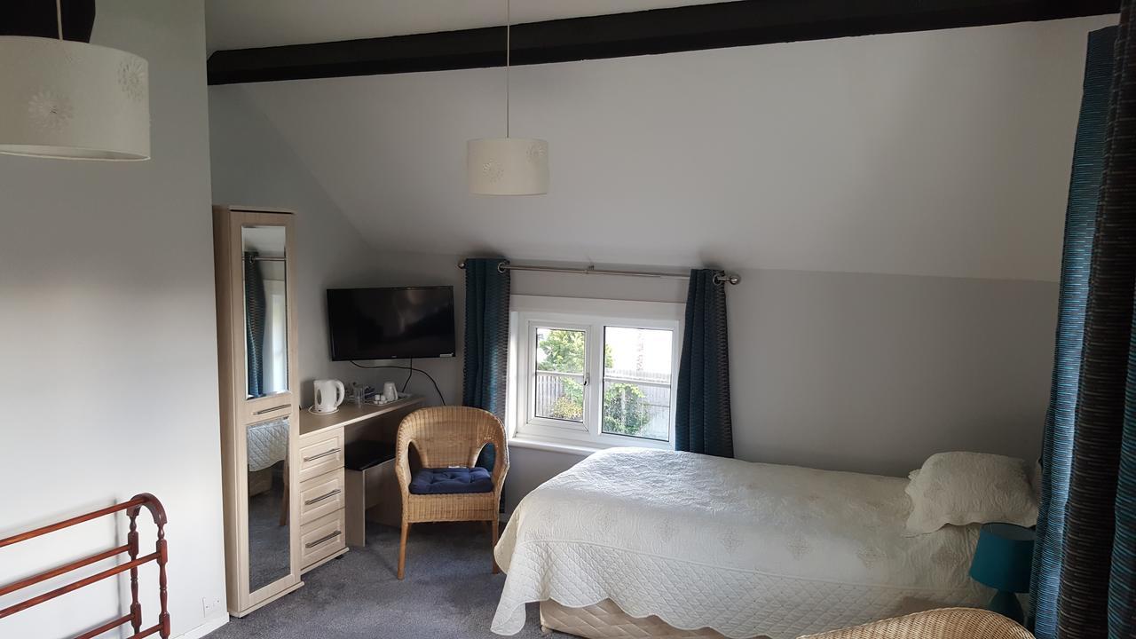 Church End Farm Bed And Breakfast Hale  Экстерьер фото