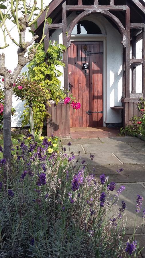 Church End Farm Bed And Breakfast Hale  Экстерьер фото